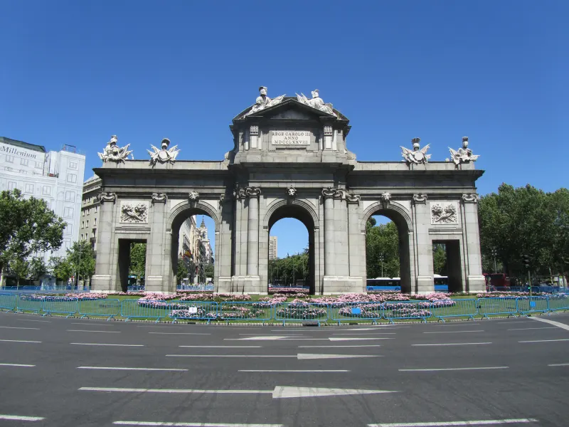 La Puerta de Alcalá en la plaza de la Independencia de Madrid, junto al Retiro.