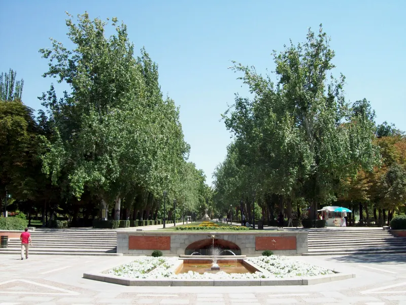 Árboles, parterres y caminos de la avenida de México, en el parque del Retiro.
